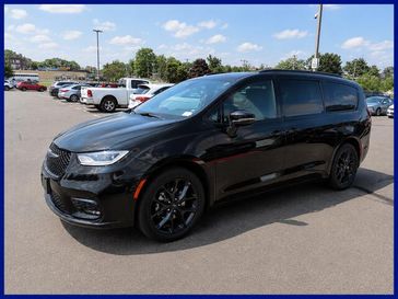 Used 2025 Chrysler Pacifica Limited