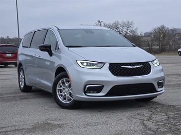New 2026 Chrysler Pacifica Select