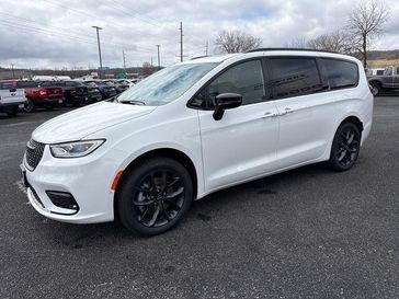 New 2026 Chrysler Pacifica Limited Awd