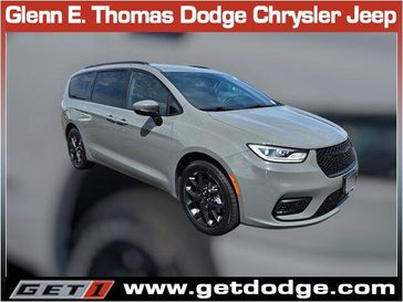 Used 2023 Chrysler Pacifica Touring L