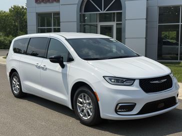 Used 2025 Chrysler Pacifica Select