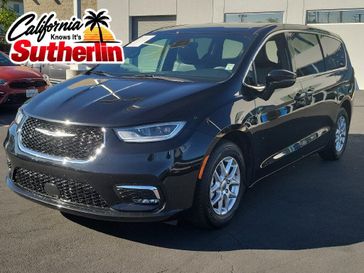 Used 2025 Chrysler Pacifica Select
