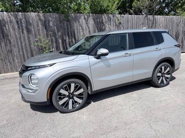 Used 2025 Mitsubishi Outlander SE