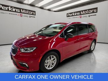 Used 2025 Chrysler Pacifica Select