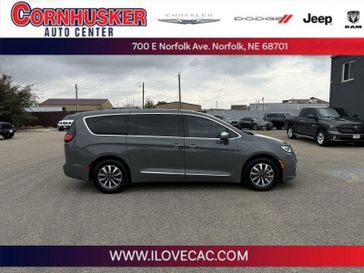 2022 Chrysler Pacifica Hybrid Limited in a Ceramic Gray Clear Coat exterior color and Black/Alloy/Blackinterior. Cornhusker Auto Center 402-866-8665 cornhuskerautocenter.com 