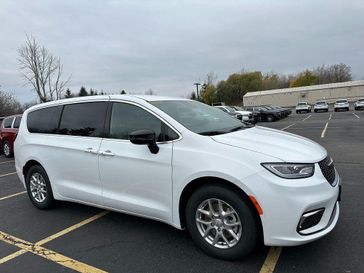 New 2026 Chrysler Pacifica Select