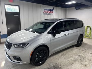 Used 2024 Chrysler Pacifica Limited AWD