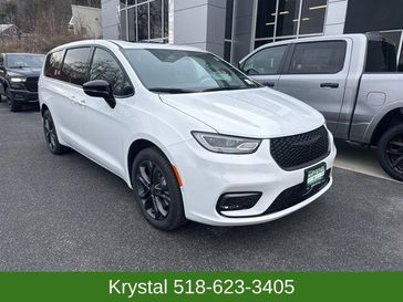 New 2026 Chrysler Pacifica Select Awd