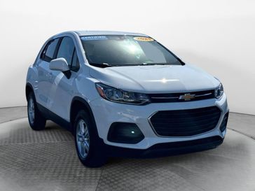 2021 Chevrolet Trax LS in a Summit White exterior color and Jet Blackinterior. Stan McNabb Chrysler Dodge Jeep Ram FIAT 931-408-9662 stanmcnabbcdjr.com 