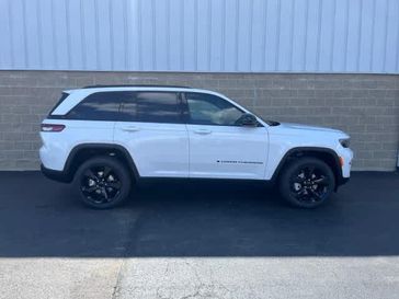 2024 Jeep Grand Cherokee Limited 4x4 in a Bright White Clear Coat exterior color and Global Blackinterior. Wilmington Auto Center Chrysler Dodge Jeep Ram (937) 556-6430 wilmingtonautocentercdjr.com 