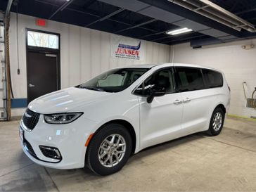 Used 2024 Chrysler Pacifica Touring L in a Bright White Clear Coat exterior color and Black/Alloyinterior. Jensen Chrysler Dodge Jeep Ram 507-354-0542 jensenchryslerdodgejeepram.com 