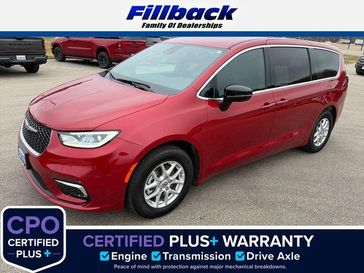 Used 2025 Chrysler Pacifica Select