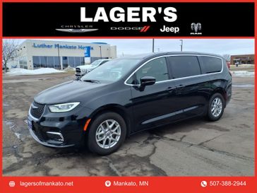 Used 2025 Chrysler Pacifica Select