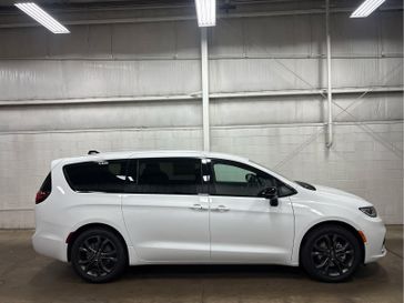 New 2026 Chrysler Pacifica Select