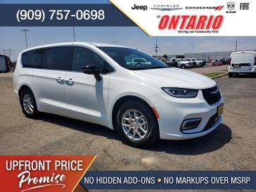 New 2025 Chrysler Pacifica Select