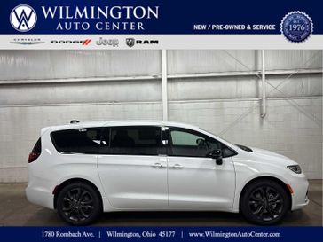 New 2026 Chrysler Pacifica Select