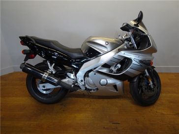 2003 Yamaha YZF600  in a Grey exterior color. New England Powersports 978 338-8990 pixelmotiondemo.com 