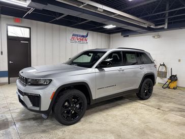 New 2026 Jeep Grand Cherokee Limited 4x4 in a Silver Zynith exterior color and Global Blackinterior. Jensen Chrysler Dodge Jeep Ram 507-354-0542 jensenchryslerdodgejeepram.com 