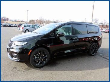 New 2026 Chrysler Pacifica Select