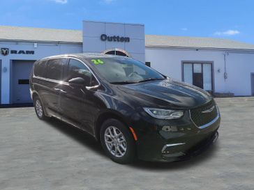 New 2026 Chrysler Pacifica Select