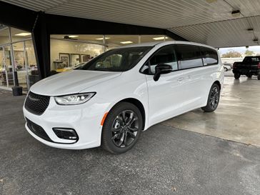 New 2026 Chrysler Pacifica Select