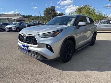 Used 2022 Toyota Highlander LE