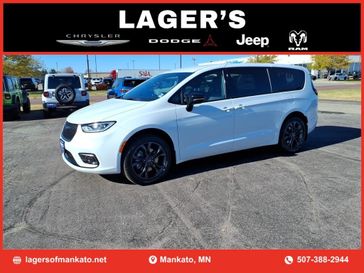 New 2026 Chrysler Pacifica Select Awd