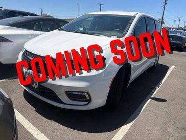 Used 2025 Chrysler Pacifica Select