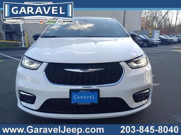 New 2026 Chrysler Pacifica Select