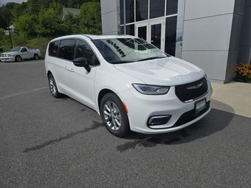 New 2026 Chrysler Pacifica Select