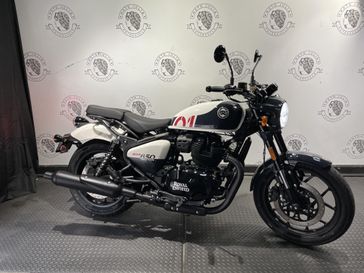 2024 Royal Enfield SHOTGUN 650  in a STENCIL WHITE exterior color. BMW Motorcycles of New Orleans 504-595-6776 motojulia.com 