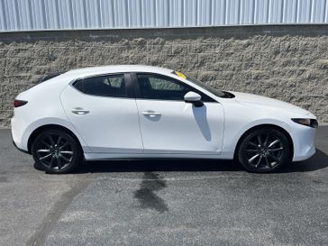 2019 Mazda Mazda3 Hatchback  in a Snowflake White Pearl Mica exterior color and Blackinterior. Wilmington Auto Center Chrysler Dodge Jeep Ram (937) 556-6430 wilmingtonautocentercdjr.com 