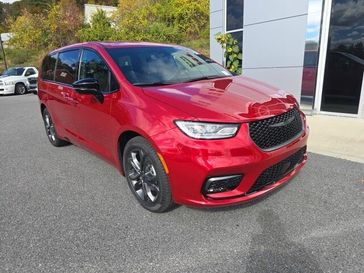 New 2026 Chrysler Pacifica Select