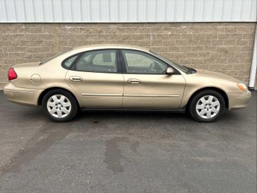 2000 Ford Taurus SE in a Harvest Gold Metallic exterior color and Medium Graphiteinterior. Wilmington Auto Center Chrysler Dodge Jeep Ram (937) 556-6430 wilmingtonautocentercdjr.com 