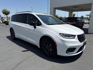 2025 Chrysler Pacifica Plug-in Hybrid S Appearance