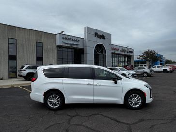 New 2027 Chrysler Pacifica Select Awd