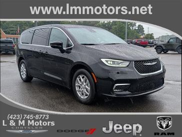 New 2025 Chrysler Pacifica Select