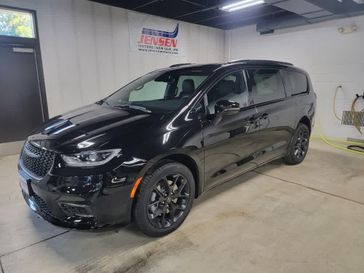 New 2026 Chrysler Pacifica Limited Awd