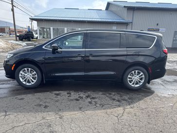 New 2026 Chrysler Pacifica Select Awd
