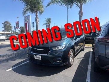 Used 2025 Chrysler Pacifica Select