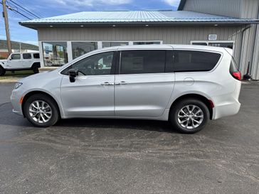 New 2026 Chrysler Pacifica Select Awd