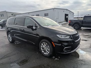 New 2026 Chrysler Pacifica Select Awd