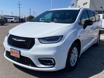 New 2026 Chrysler Pacifica Select