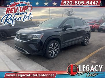 2022 Volkswagen Taos 1.5T SE in a Deep Black Pearl exterior color and Blackinterior. Legacy Auto Center 620-315-9264 legacyautocenter.net 