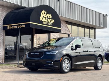 Used 2025 Chrysler Pacifica Select