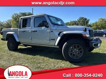 2024 Jeep Gladiator Sport S 4x4 in a Silver Zynith Clear Coat exterior color. Cornhusker Auto Center 402-866-8665 cornhuskerautocenter.com 