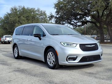 Used 2024 Chrysler Pacifica Touring L