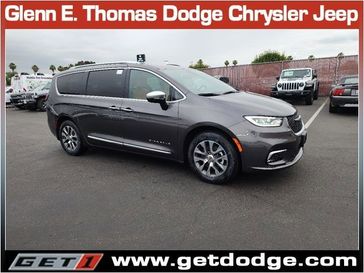 2023 Chrysler Pacifica Plug-in Hybrid Pinnacle in a Granite Crystal Metallic Clear Coat exterior color and Caramel/Blackinterior. Glenn E Thomas 100 Years Of Excellence (866) 340-5075 getdodge.com 