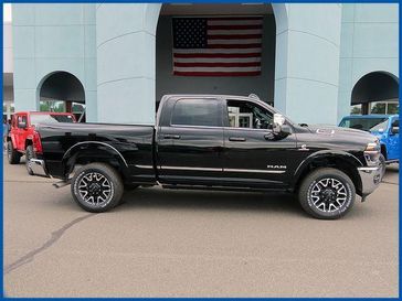New 2026 RAM 2500 LIMITED CREW CAB 4X4 6'4' BOX
