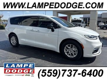 Used 2025 Chrysler Pacifica Select